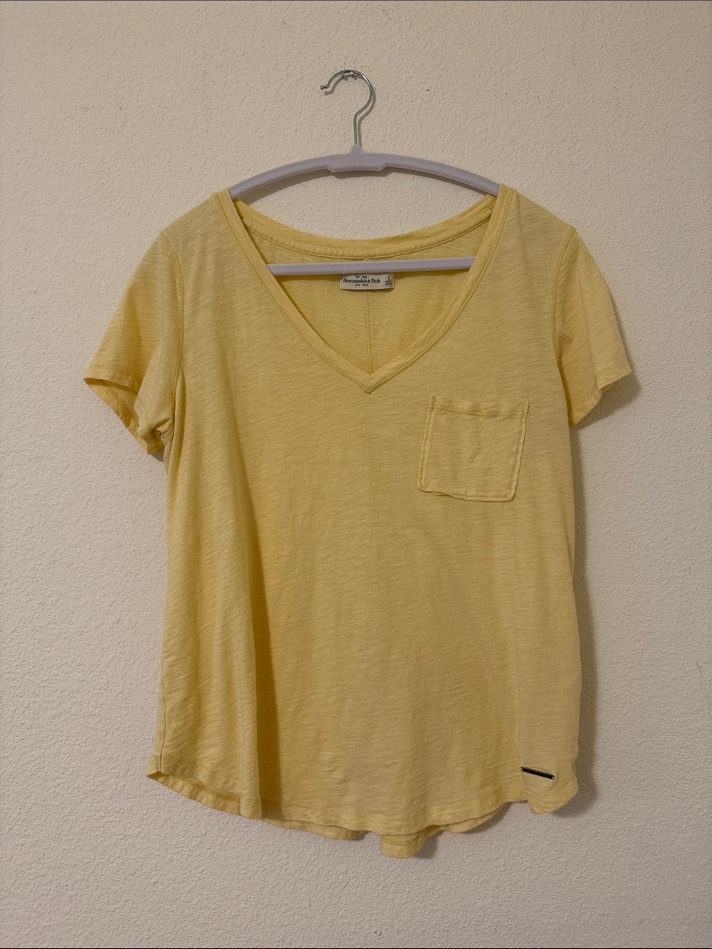 Abercrombie & fitch size large yellow short sleeve v-neck t-shirt
